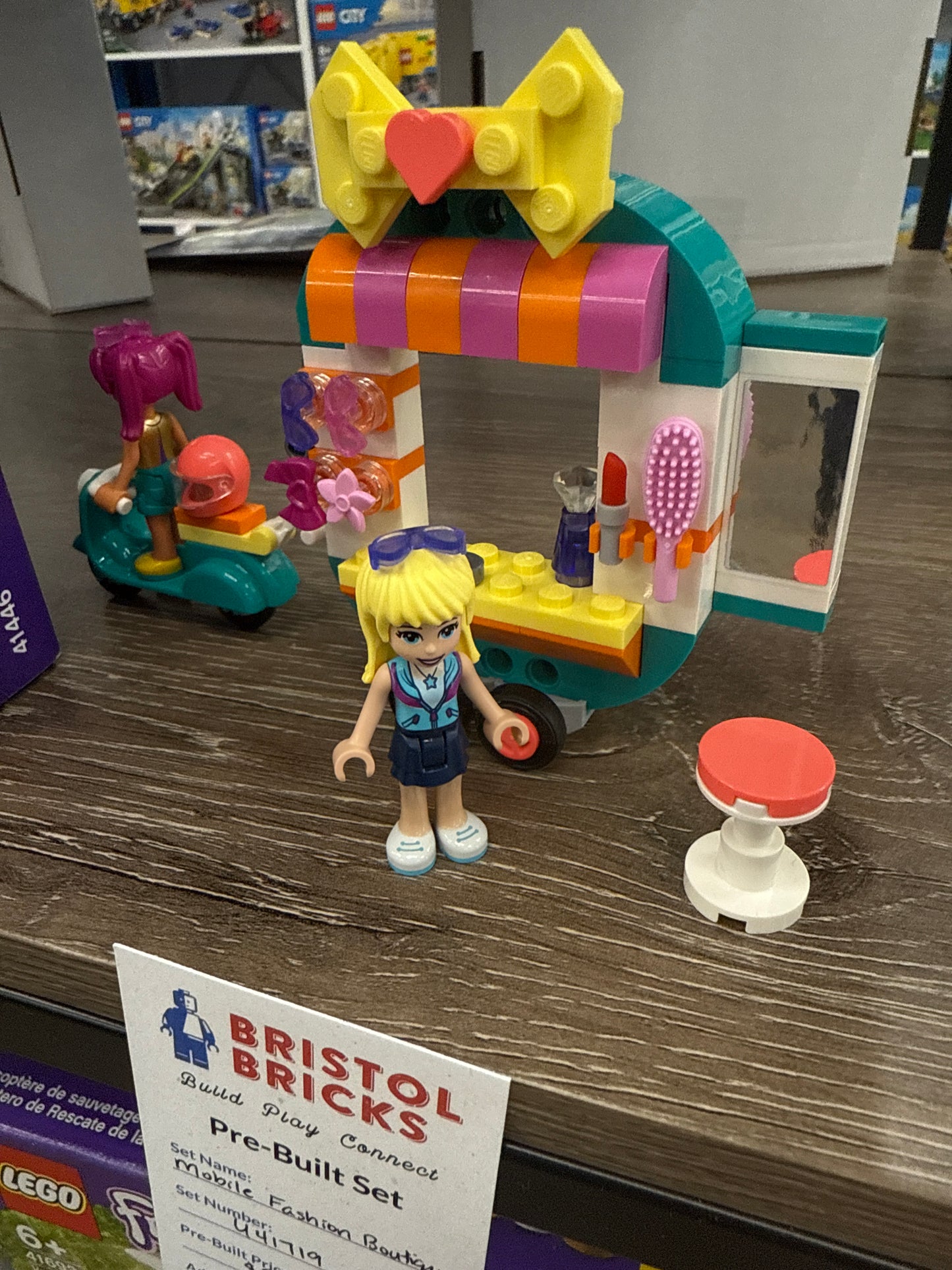 U41719 - Mobile Fashion Boutique