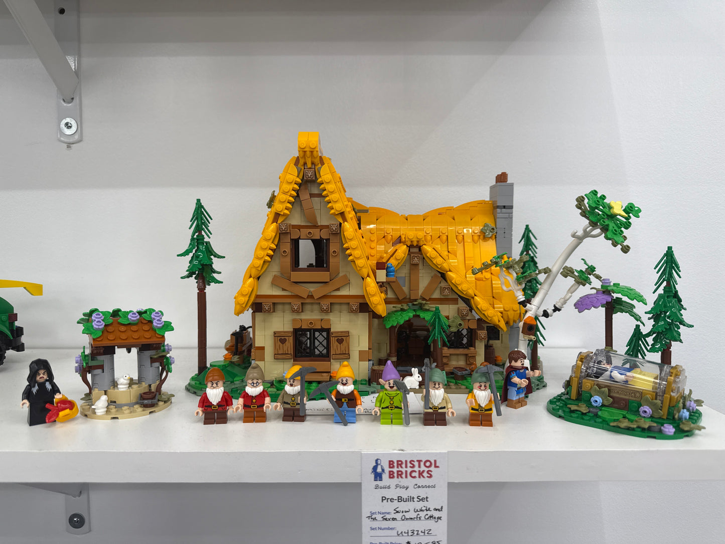U43242 - Snow White and the Seven Dwarfs Cottage