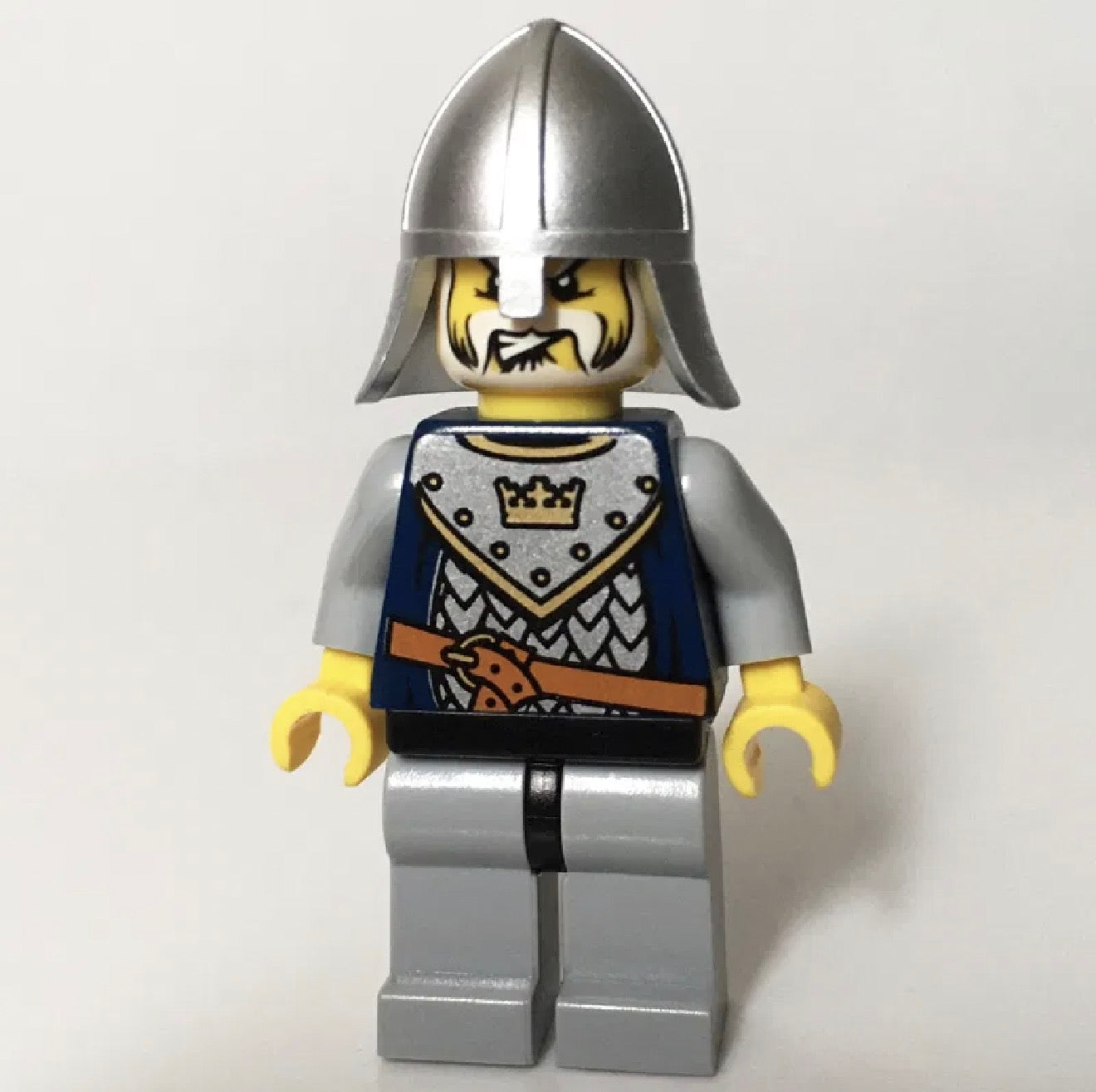 cas343 - Fantasy Era - Crown Knight Scale Mail with Crown, Helmet with Neck Protector, White Moustache and Beard