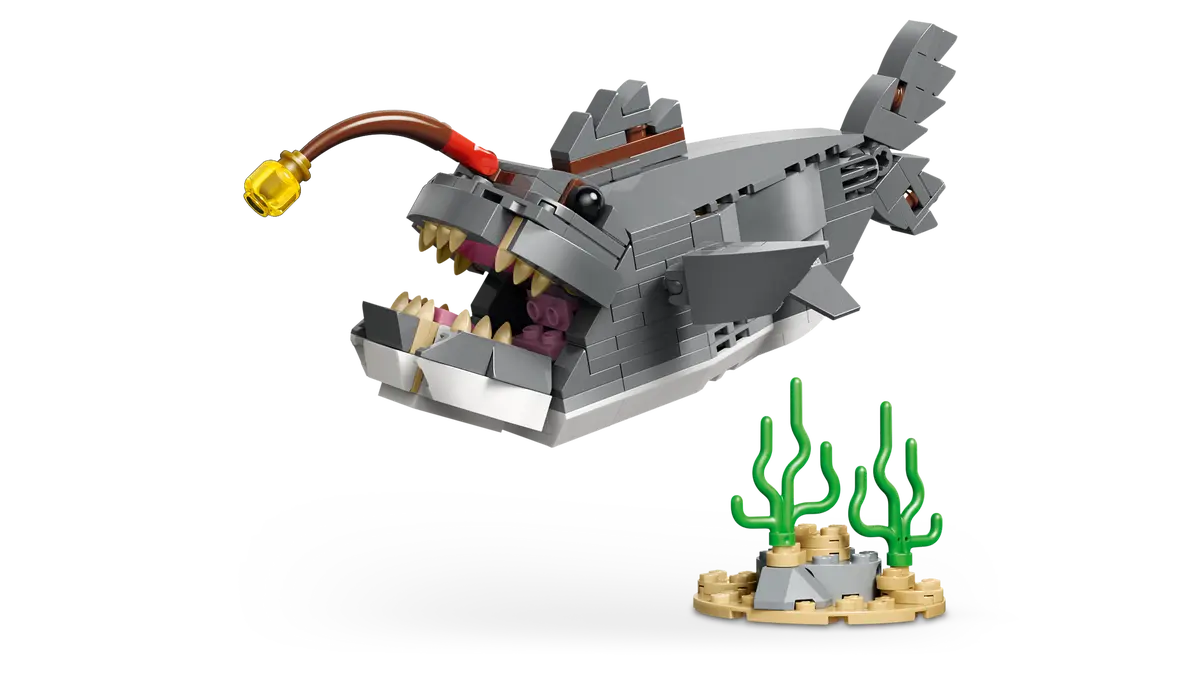 31381 - Fierce Shark with a Treasure Chest
