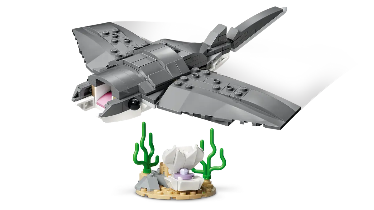 31381 - Fierce Shark with a Treasure Chest
