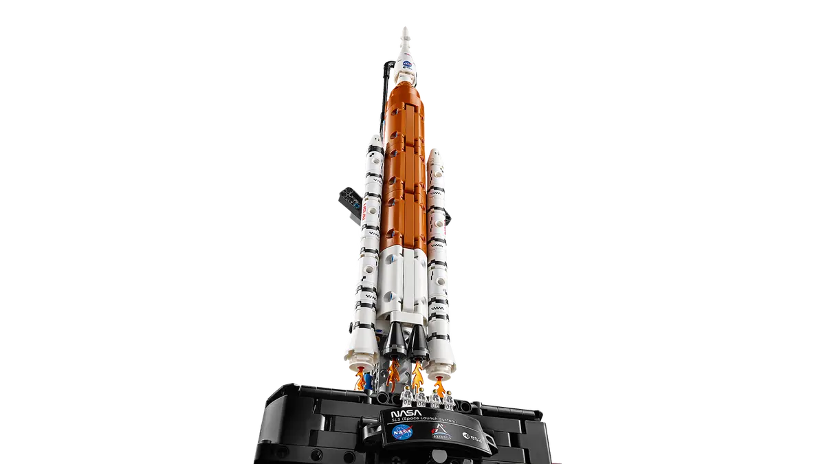 42221 - NASA Artemis Space Launch System Rocket