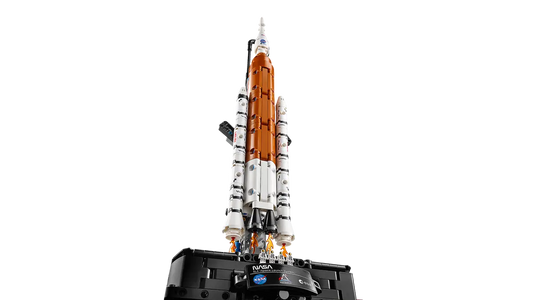 42221 - NASA Artemis Space Launch System Rocket