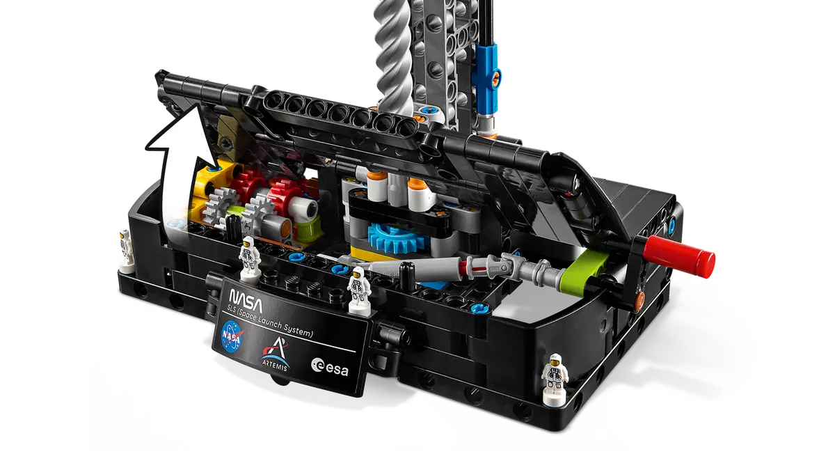 42221 - NASA Artemis Space Launch System Rocket