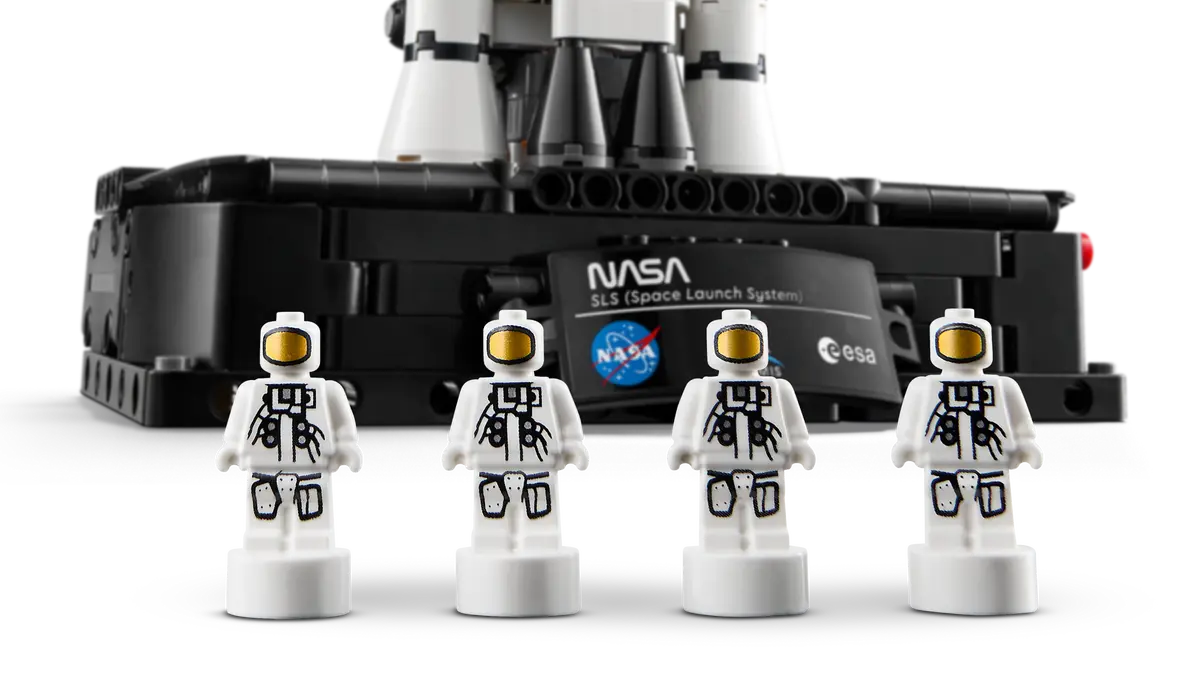 42221 - NASA Artemis Space Launch System Rocket