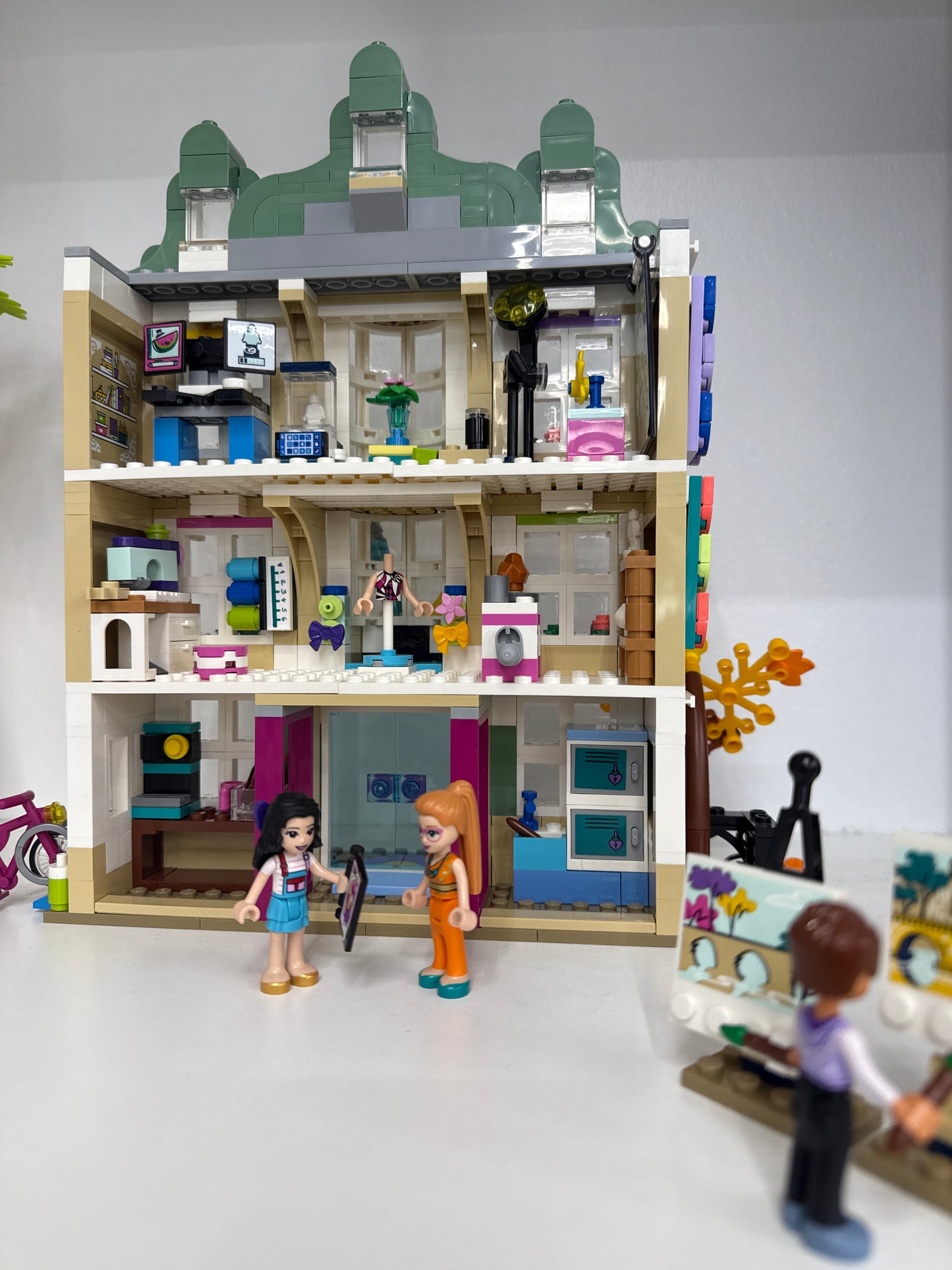 U41711 - Emma's Art School