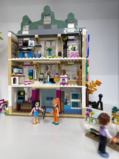 U41711 - Emma's Art School