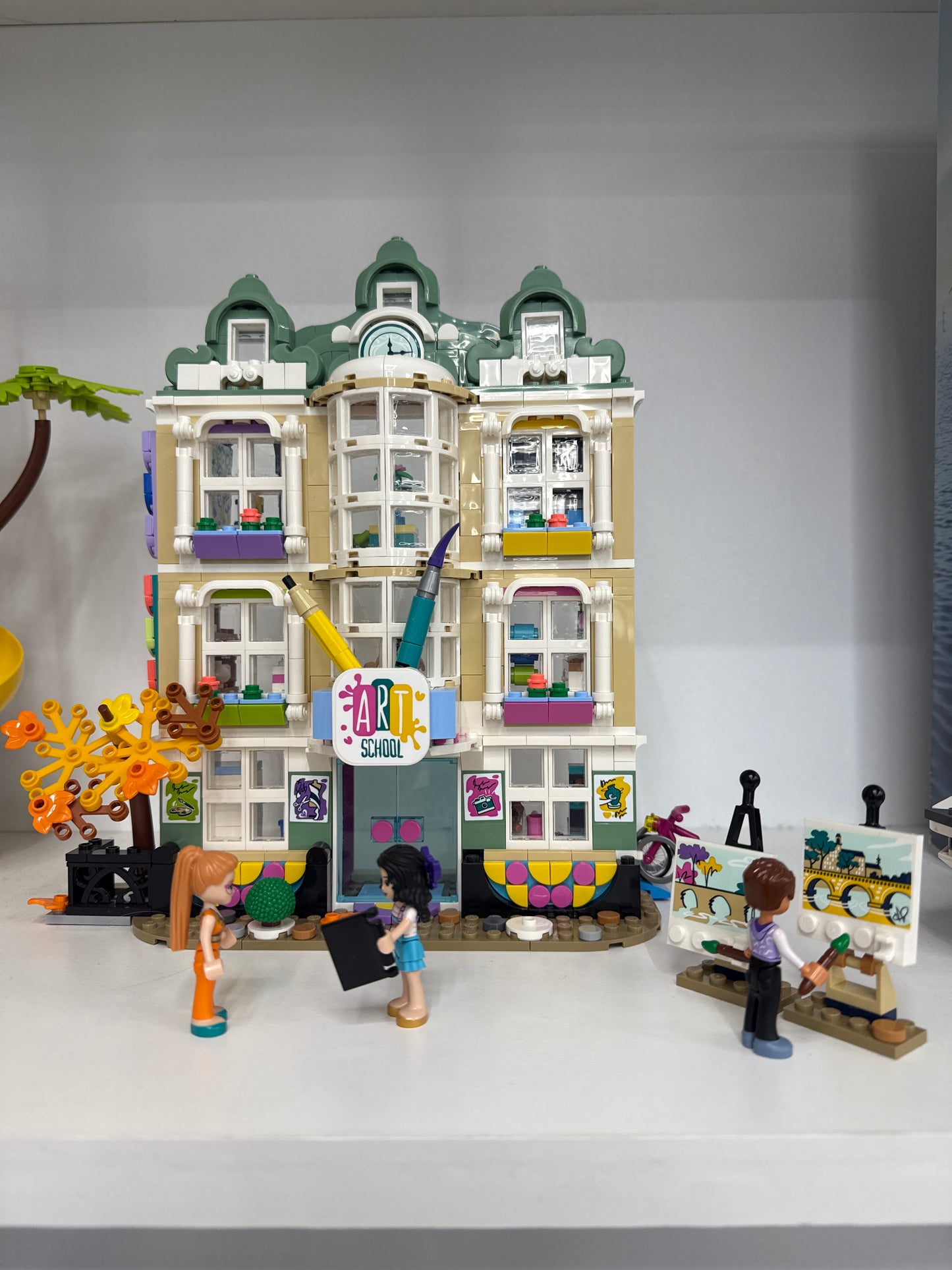 U41711 - Emma's Art School